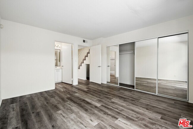Building Photo - 870 S Crenshaw Blvd