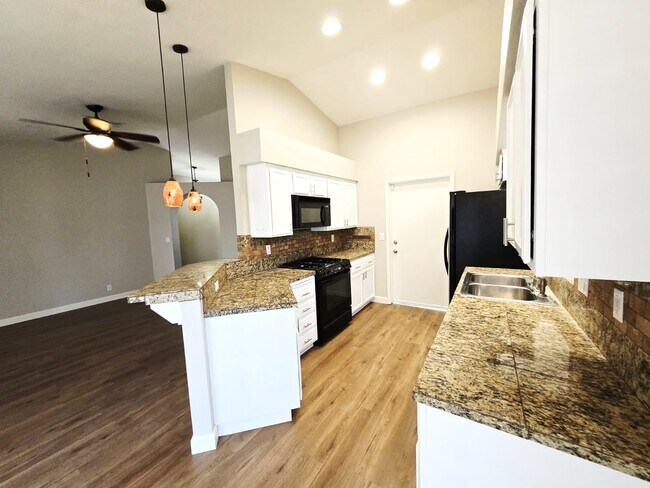 Building Photo - 925 Chaps Cir