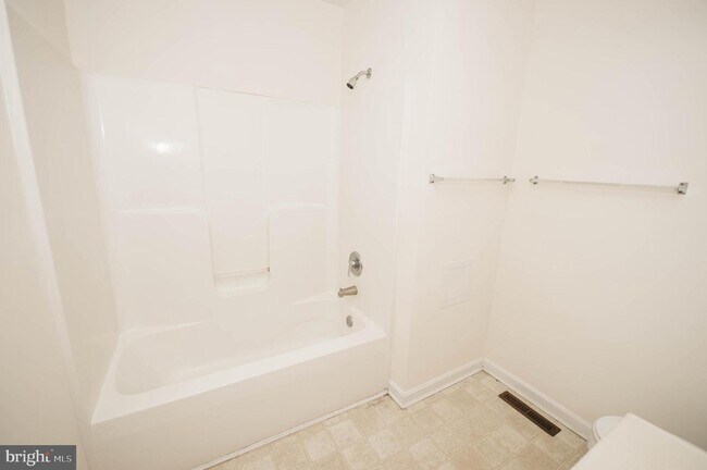 Building Photo - 221 S Saratoga St