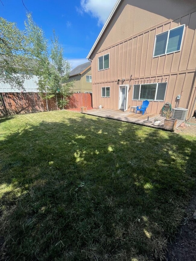 Building Photo - 4124 SE Azalea Ave