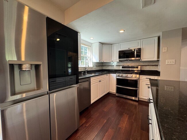 Building Photo - Stunning 4 Bed 2.5 Bath Single-Family Home...