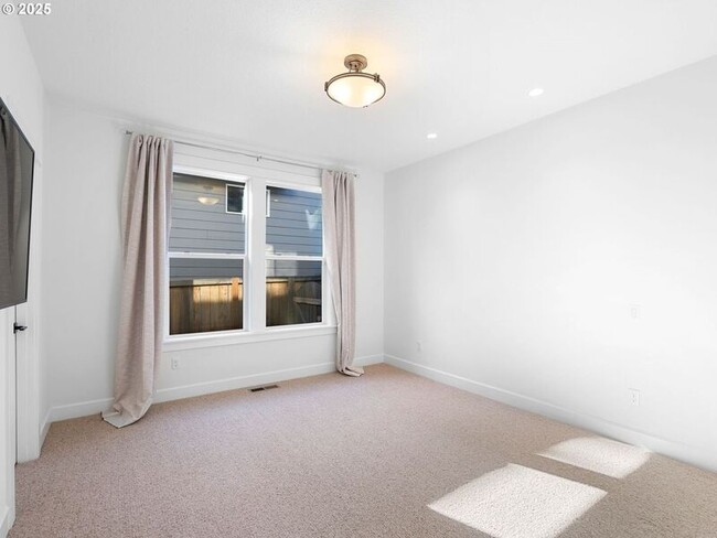 Building Photo - 9010 SW Inez St