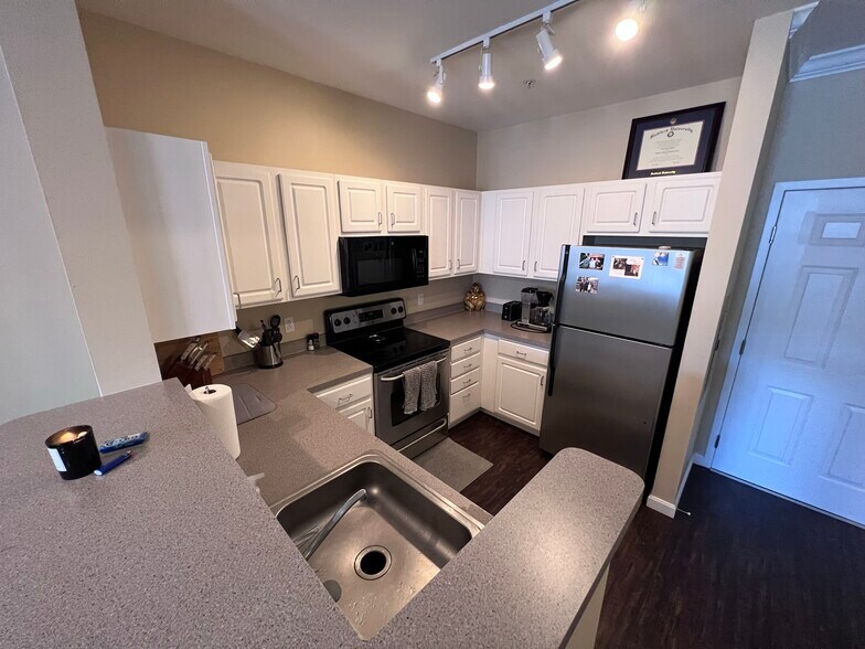 Building Photo - 1000 Providence Plz