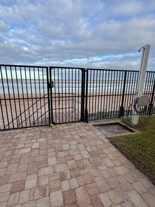 Building Photo - Spectacular Ocean front ground floor unit , just steps away from water and sand