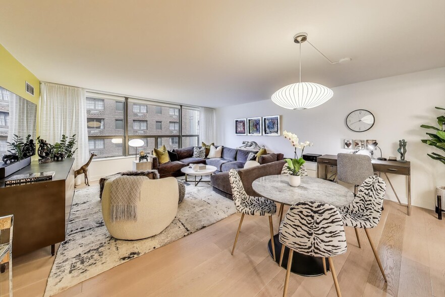 Building Photo - 110 E Delaware Pl