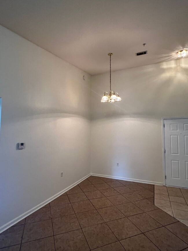 Building Photo - All tiled 3/2 2nd floor condo for rent in ...