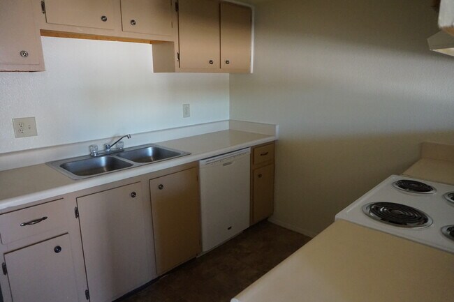 Building Photo - Charming 2 bed 1.5 bath Phoenix townhouse