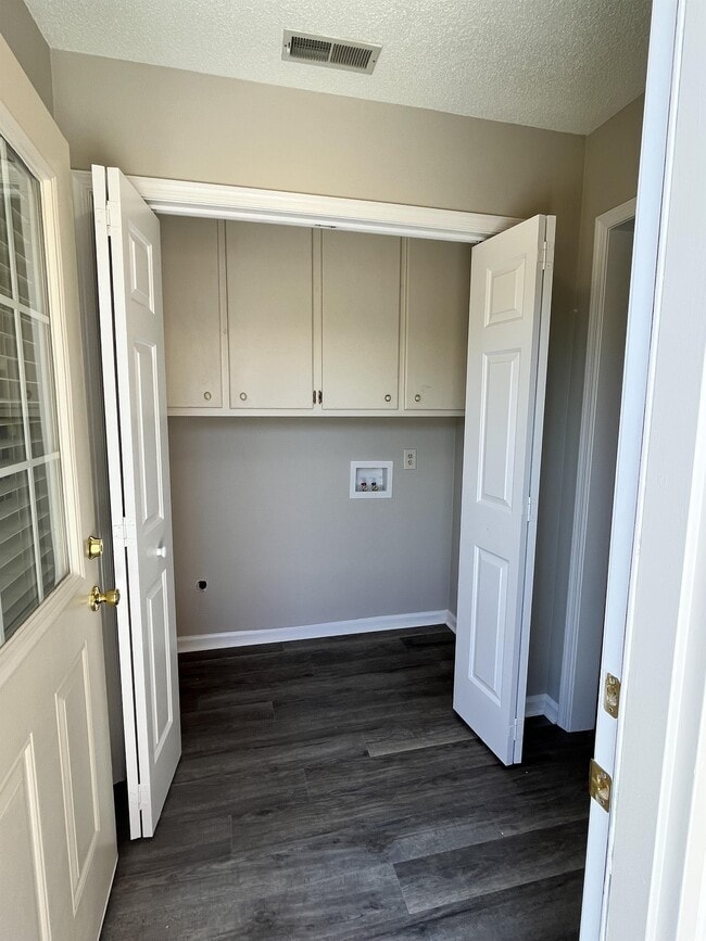 Building Photo - 166 Carlyle Cir