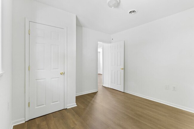 Building Photo - 422 Longwood Ave