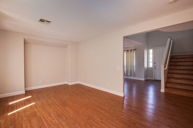 Building Photo - 4 bedroom 3 bath centrally located home