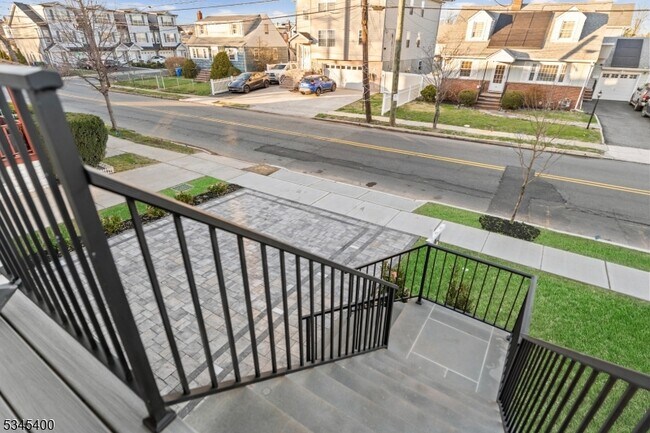 Building Photo - 908 S Park St