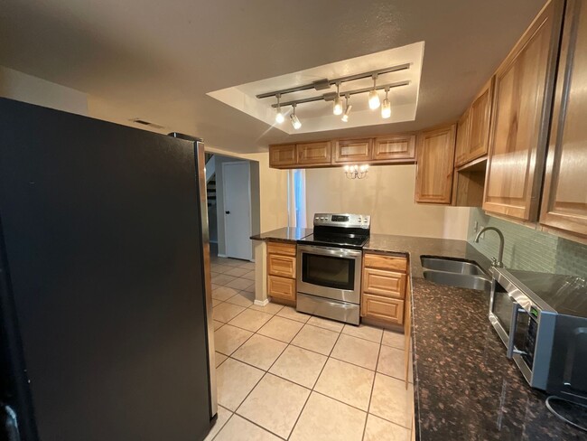 Building Photo - *Owner Broker* 2 Bedroom Townhome Availabl...