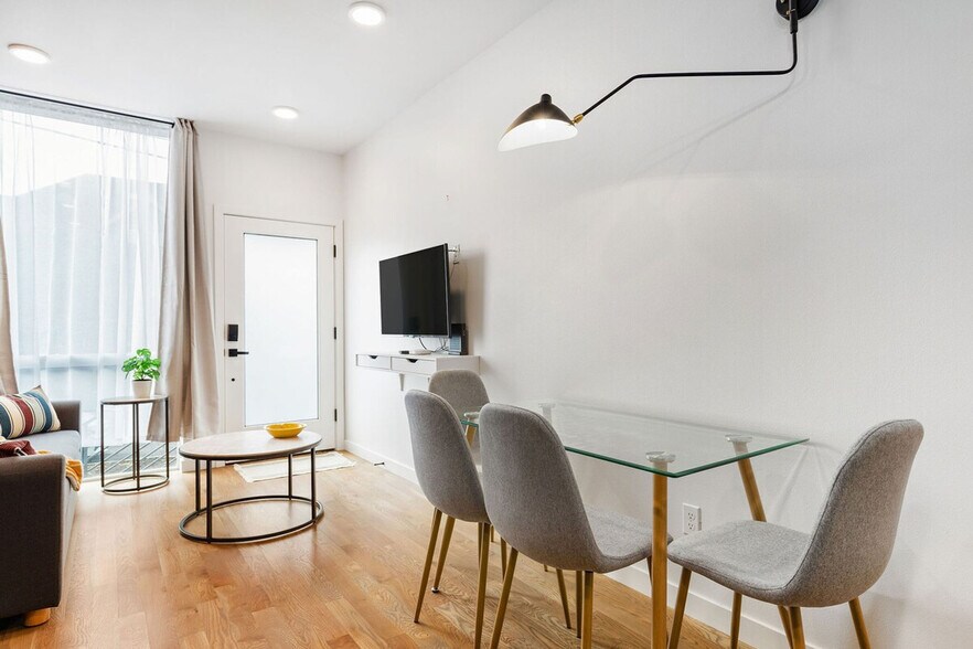 Building Photo - 905 17th Ave