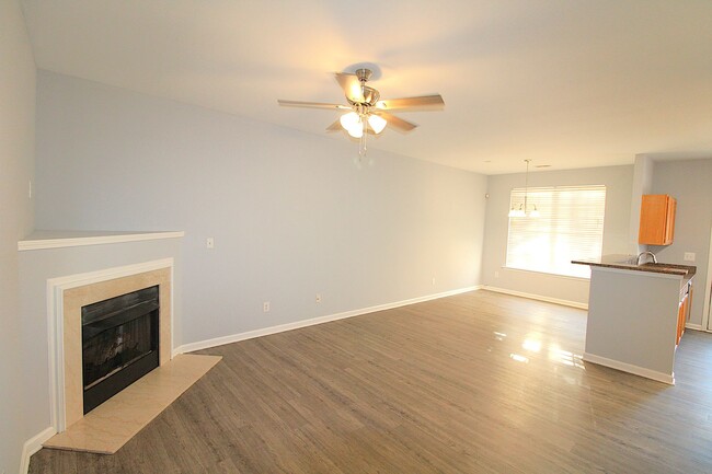 Building Photo - Move-in Ready Townhome!!