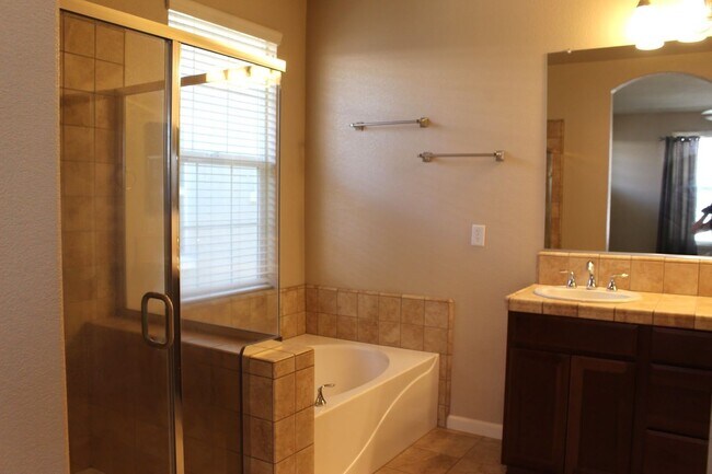 Building Photo - Two Bedroom Condo in South Reno