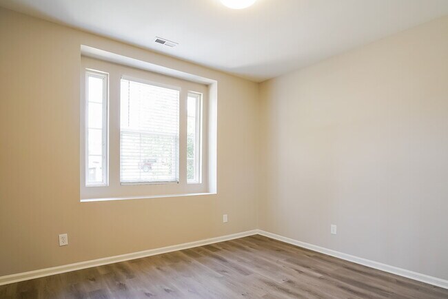 Building Photo - 5200 Tant Cir