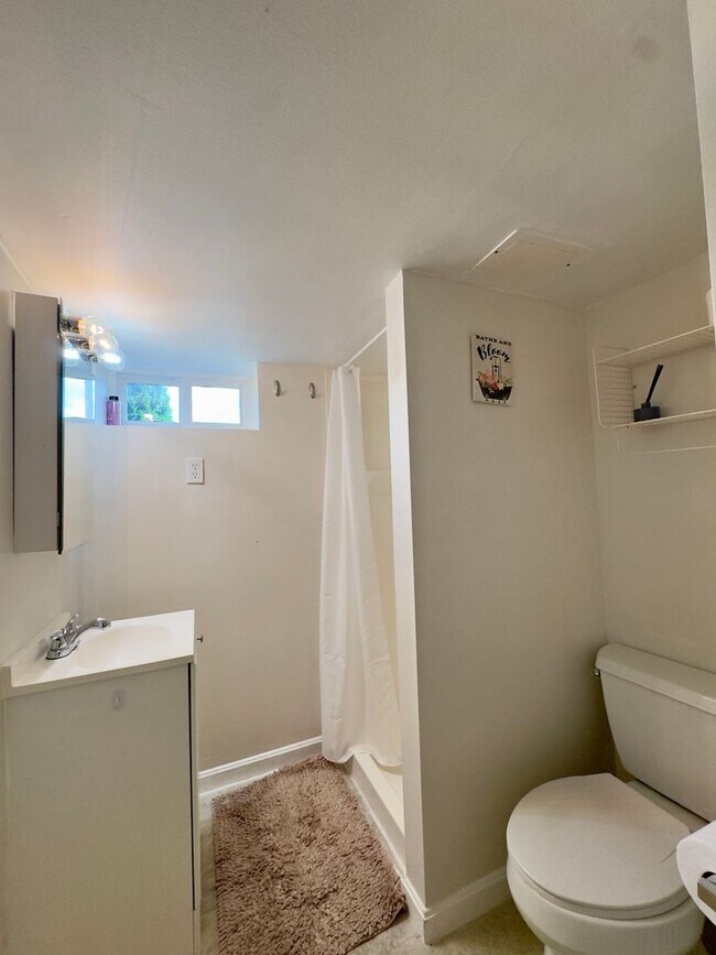 Building Photo - Charming 3 Bedroom/2 Bathroom Townhome in Essex, Baltimore, MD!