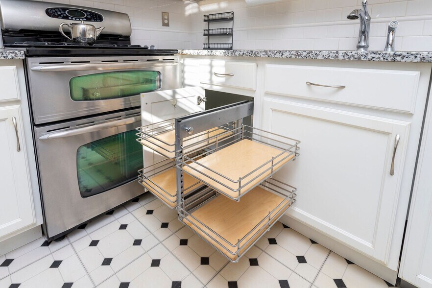 Building Photo - 3401 Greenway