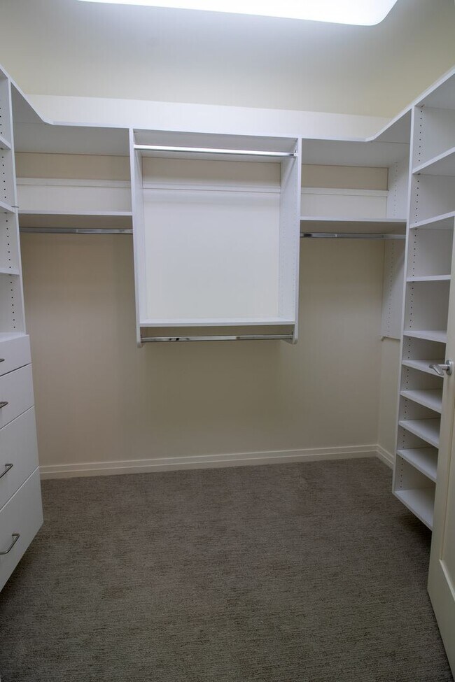 Building Photo - 1bd/1.5ba Bellevue Condo