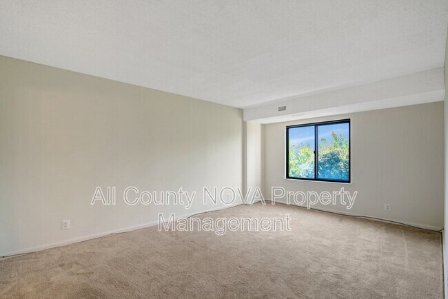 Building Photo - 3800 Powell Ln