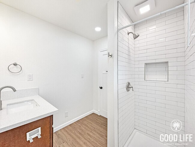 Building Photo - Charming 2BD/1BA South Park Unit with New Turf Yard & In unit laundry