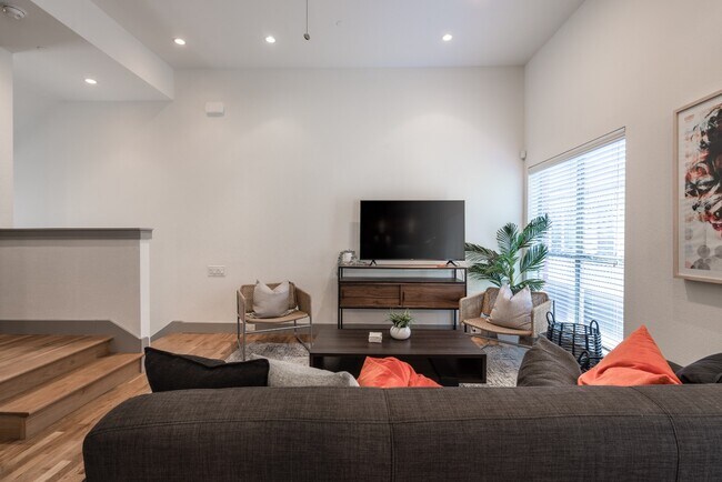 Building Photo - Henderson Ave Townhome with Rooftop Skyline Views