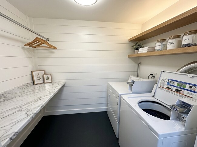Building Photo - 1464