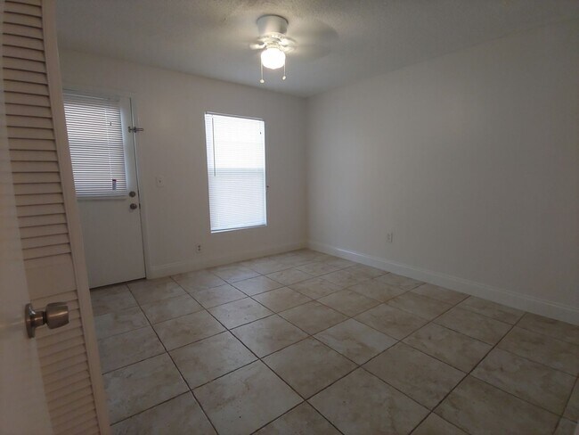 Building Photo - Nice 2 bed/ 2 bath/ 1 car garage near SRQ Airport - Ringling Museum Area