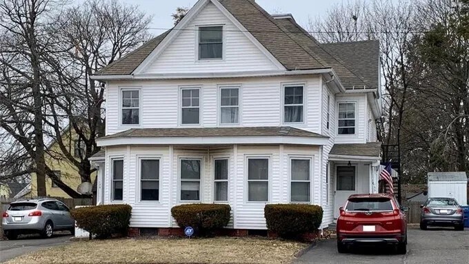 Building Photo - 123 Center St