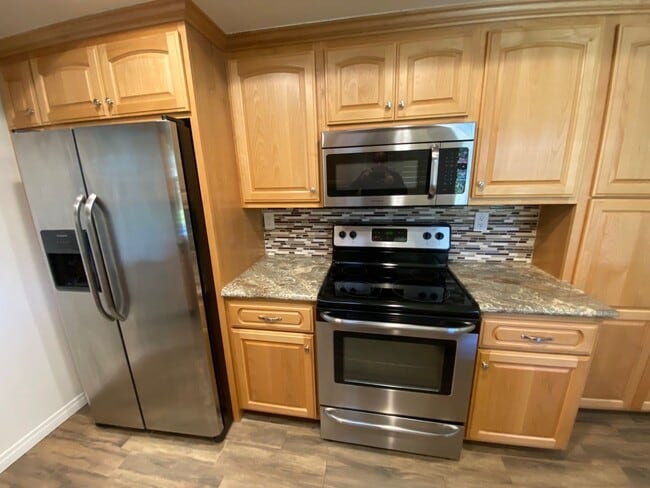 Building Photo - Remodeled Beauty!