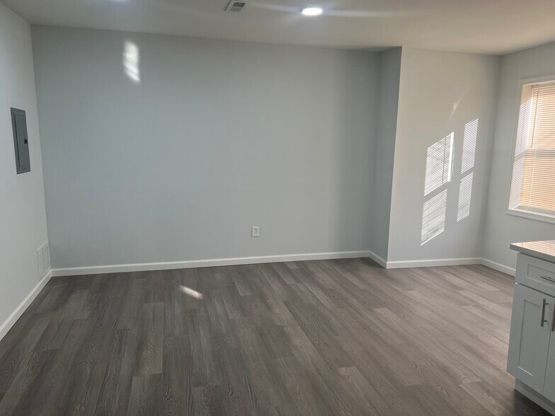 Building Photo - 1806 67th Ave