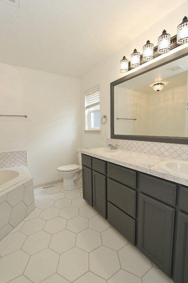 Building Photo - Spacious Craftsman Style Home