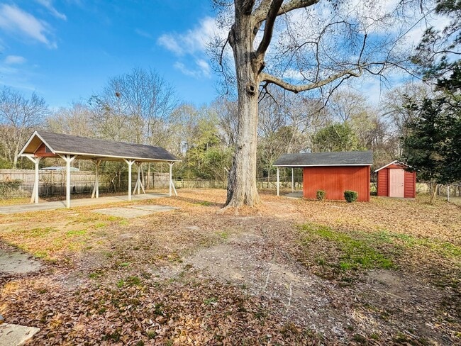Building Photo - Charming updated 3-bedroom home!