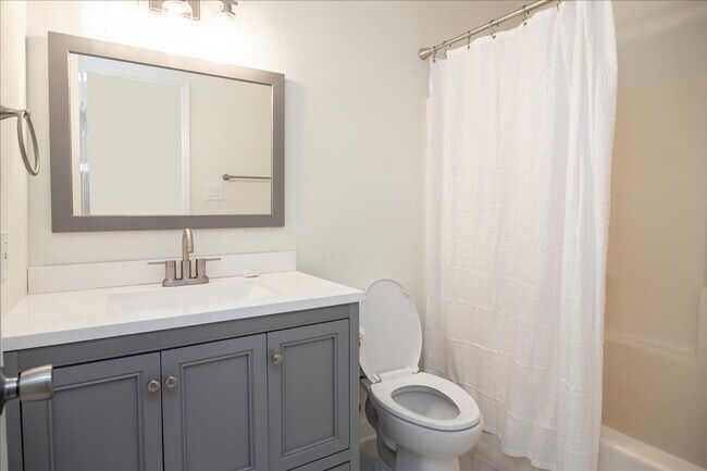 Building Photo - Newly Renovated 3bd/2ba Duplex Unit in Con...
