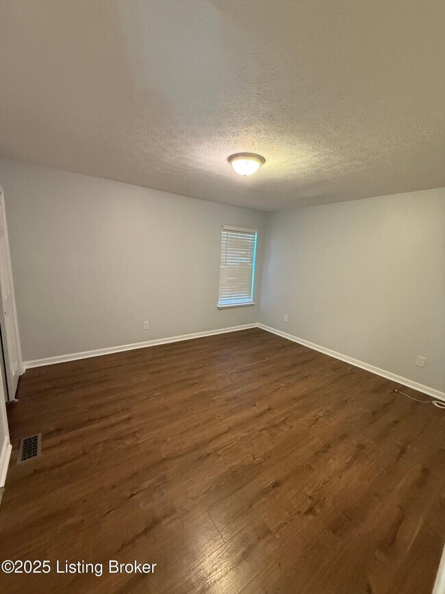 Building Photo - 10412 Pinoak View Dr