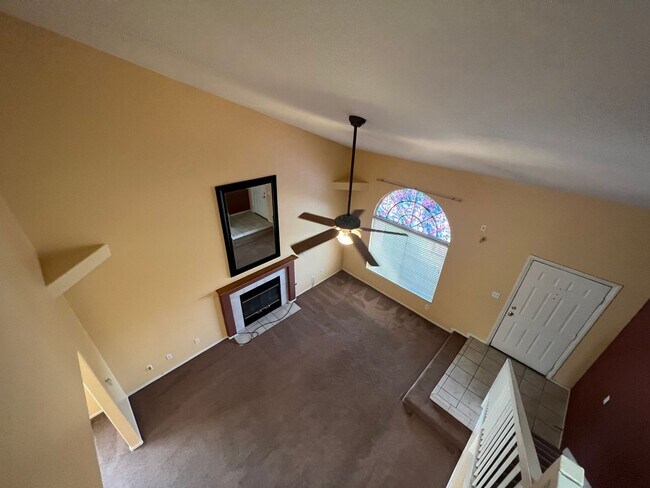 Building Photo - Spacious 2bed/ 2.5 bath Townhouse in Gated...