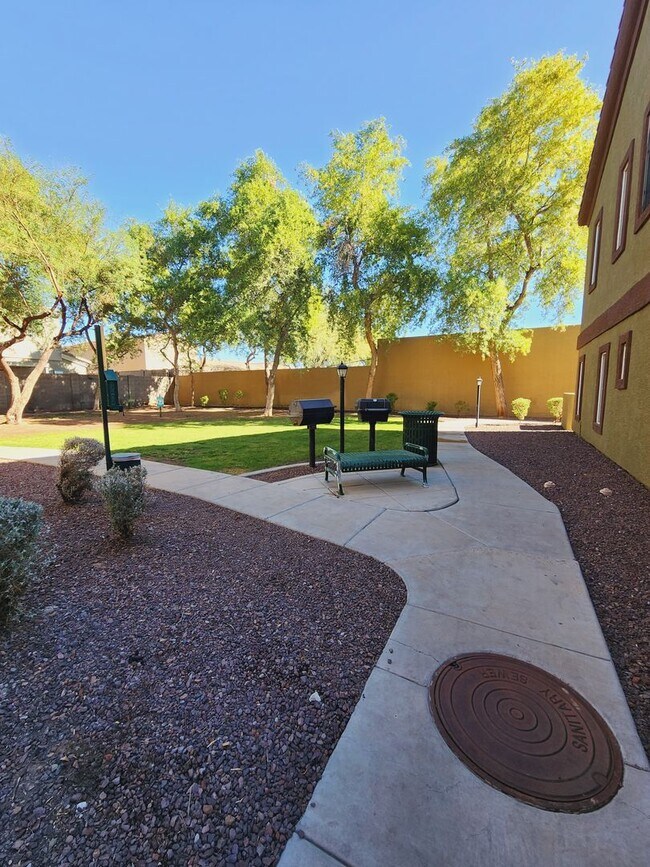 Building Photo - Lovely Parkside Townhome!