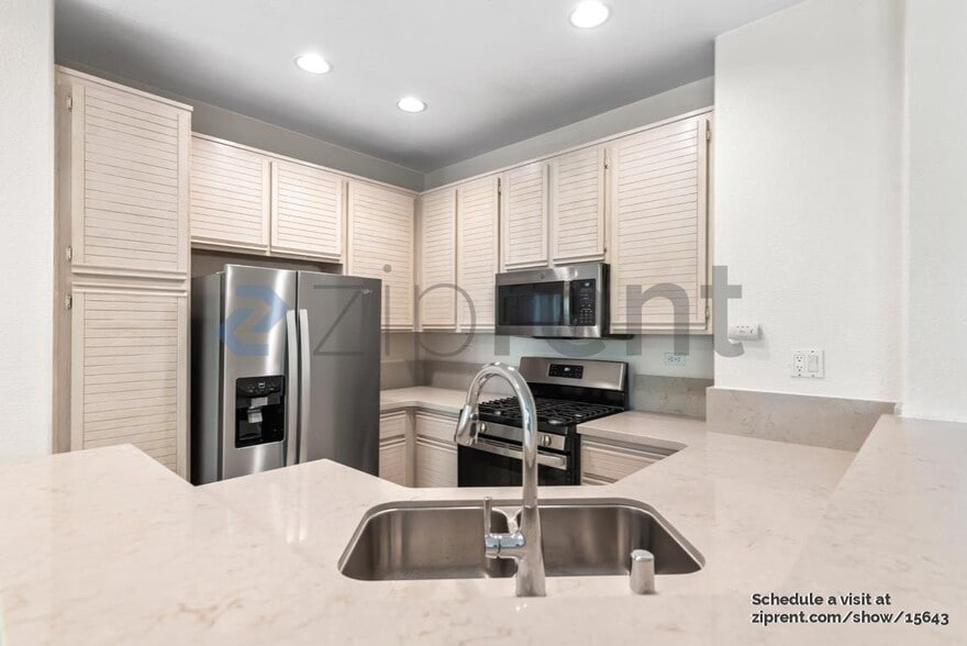 Building Photo - 425 Navaro Way