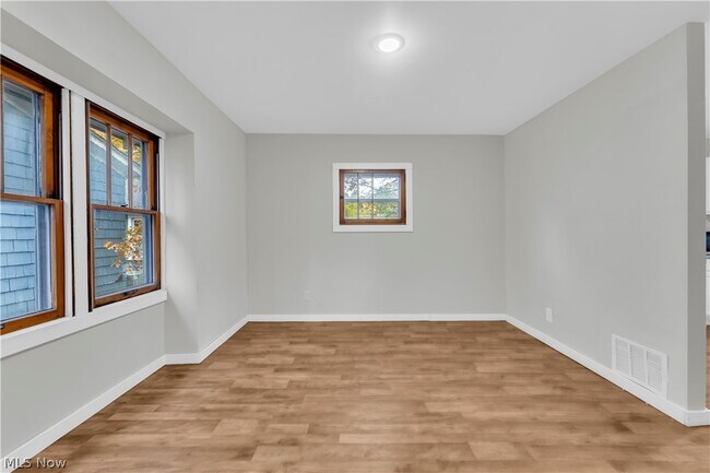 Building Photo - 485 E Archwood Ave