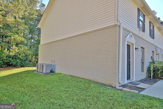 Building Photo - 220 Meadowbrook Ct