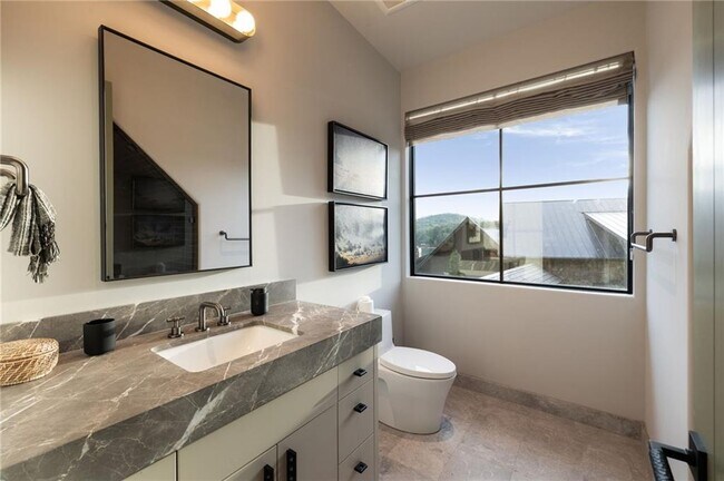 Building Photo - 725 Rocky Point Dr