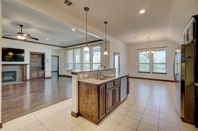 Building Photo - Stunning 4-Bedroom Home with Fireplace, Is...