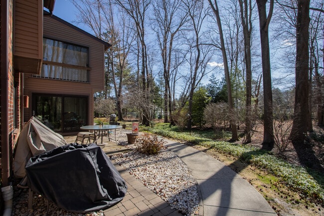 Building Photo - 60 Manchester Ct
