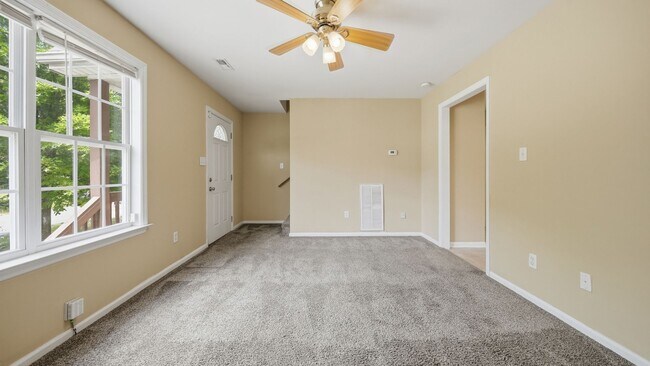 Building Photo - 3 bedroom, 2 bath adorable home in Cleveland!
