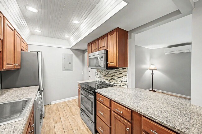 Building Photo - Fantastic 1BR/1BA condo in the desirable Georgetown Condominiums in the heart of Green Hills!