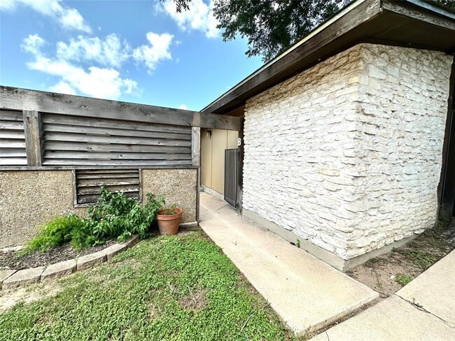 Building Photo - 5808 Nassau Dr