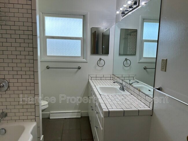 Building Photo - 1835 Broadmoor Dr