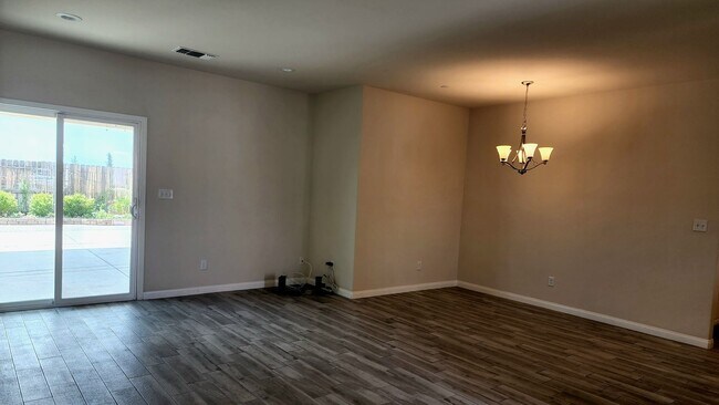 Building Photo - NE Bakersfield 4 bed 2 bath home with sola...
