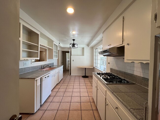 Building Photo - Canoga Park 3BR w/pool + great backyard, o...