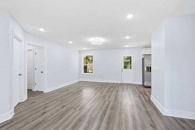 Building Photo - Fully Renovated and Move-In Ready Rental!